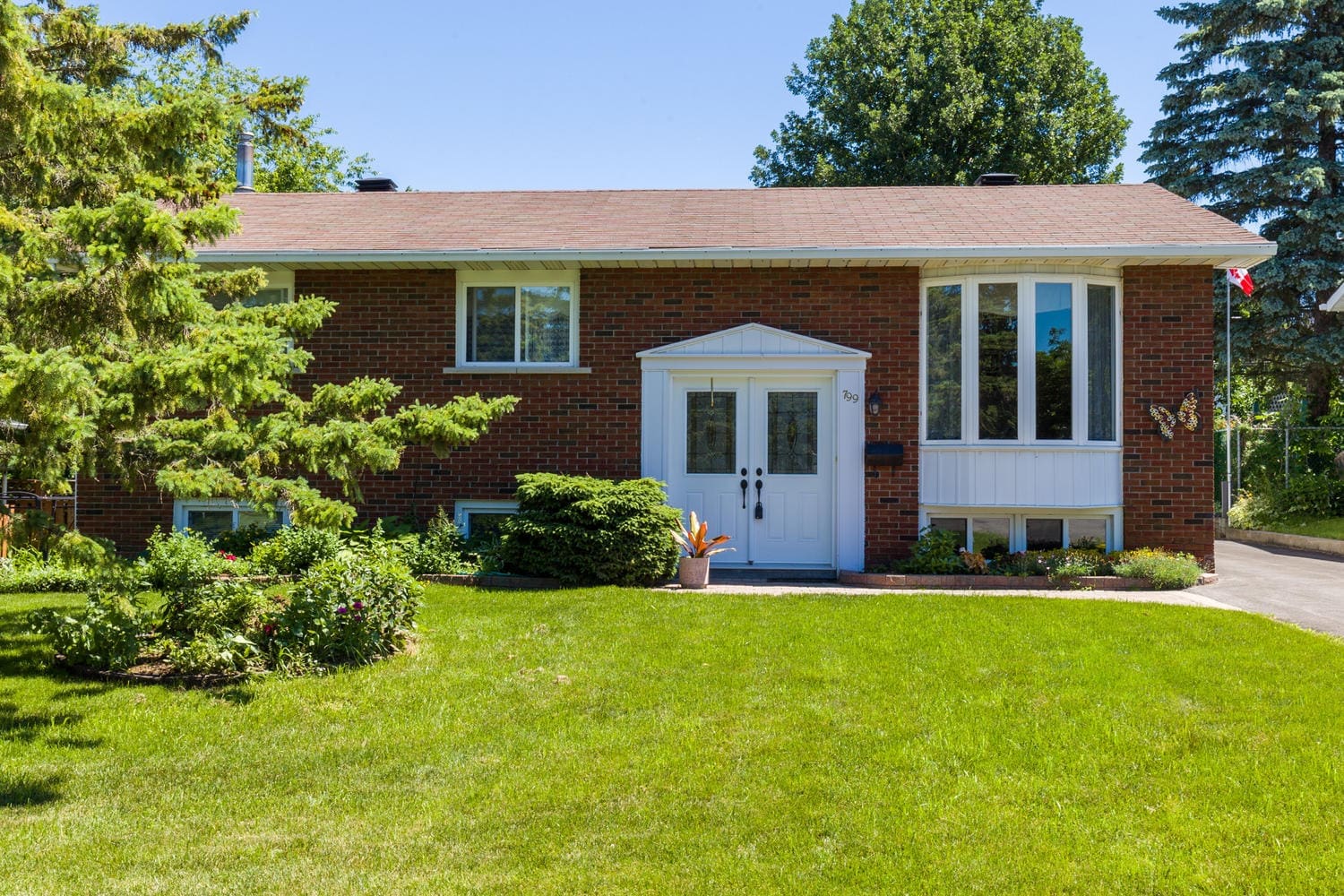 Orleans Chatelaine Village Bungalow For Sale 799 Willow Avenue